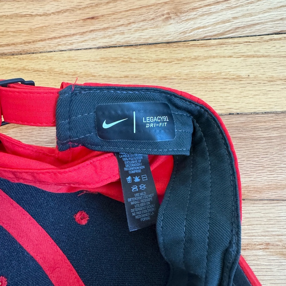 Men’s Nike Red Golf Hat - Picture 3 of 4